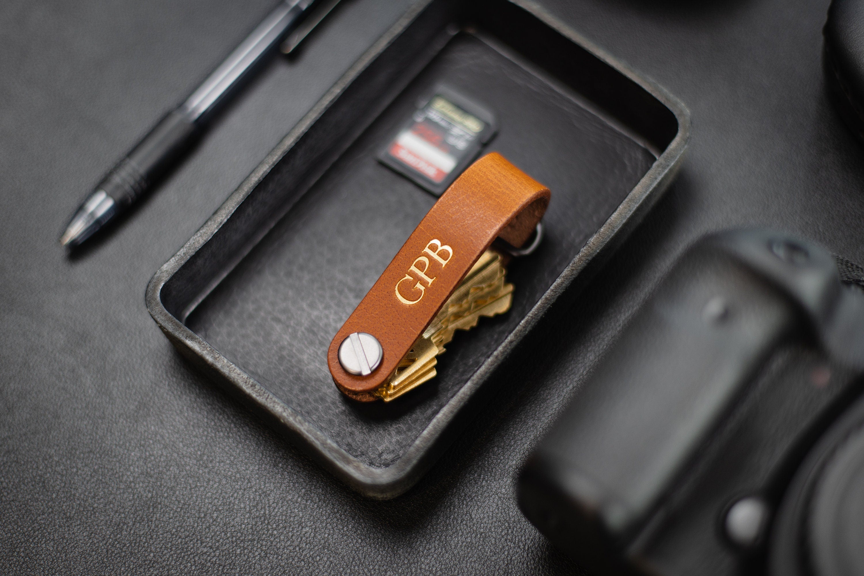 Embossed Leather Strap Key Chains (Name) - Custom Leather Key Ring Holder, Personalized Leather Gift, Gift for Parent, GIft for Boyfriend